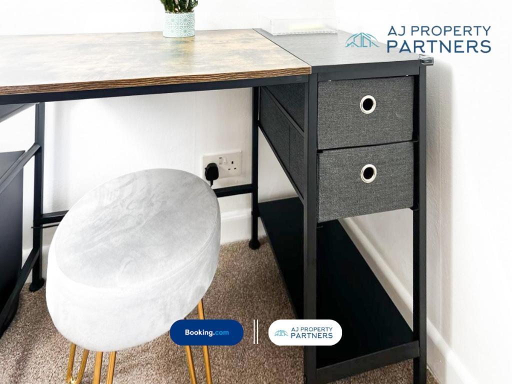 Premium Deal L Hill View Home L Last-Minute Offer L Cheltenham L Aj Properties L Perfect For Short Or Long Stays L 4Beds 4Bedrooms Extérieur photo