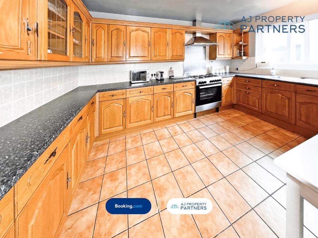Premium Deal L Hill View Home L Last-Minute Offer L Cheltenham L Aj Properties L Perfect For Short Or Long Stays L 4Beds 4Bedrooms Extérieur photo