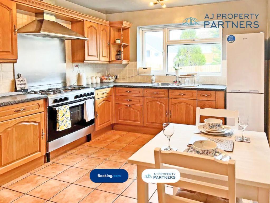 Premium Deal L Hill View Home L Last-Minute Offer L Cheltenham L Aj Properties L Perfect For Short Or Long Stays L 4Beds 4Bedrooms Extérieur photo