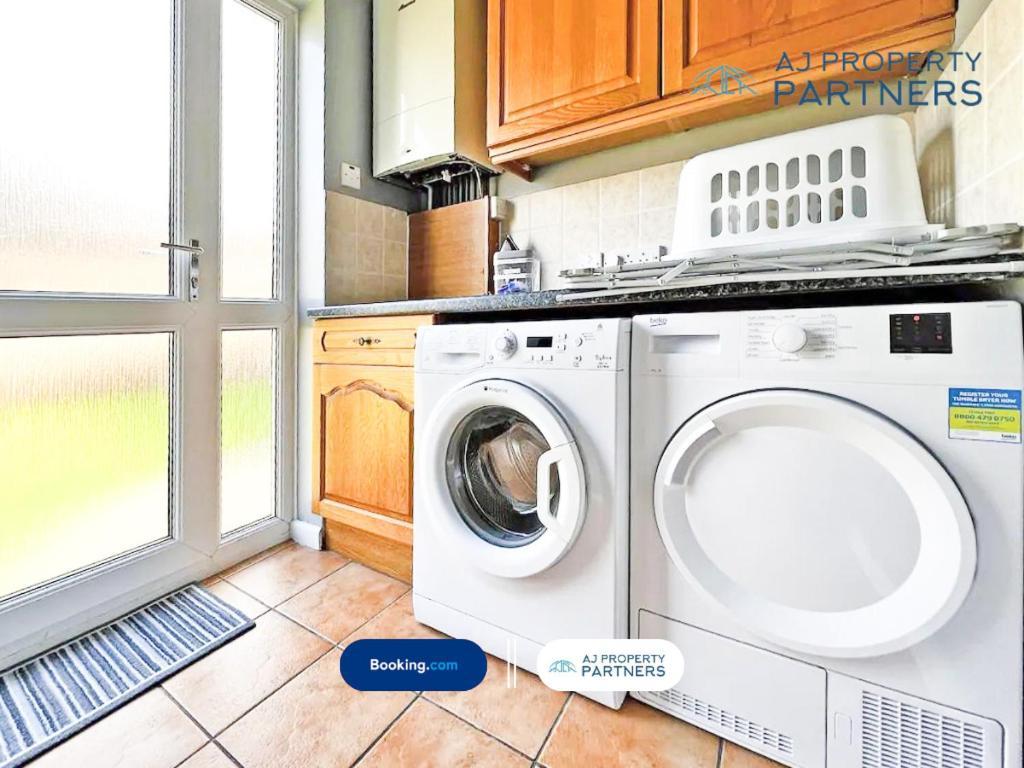 Premium Deal L Hill View Home L Last-Minute Offer L Cheltenham L Aj Properties L Perfect For Short Or Long Stays L 4Beds 4Bedrooms Extérieur photo